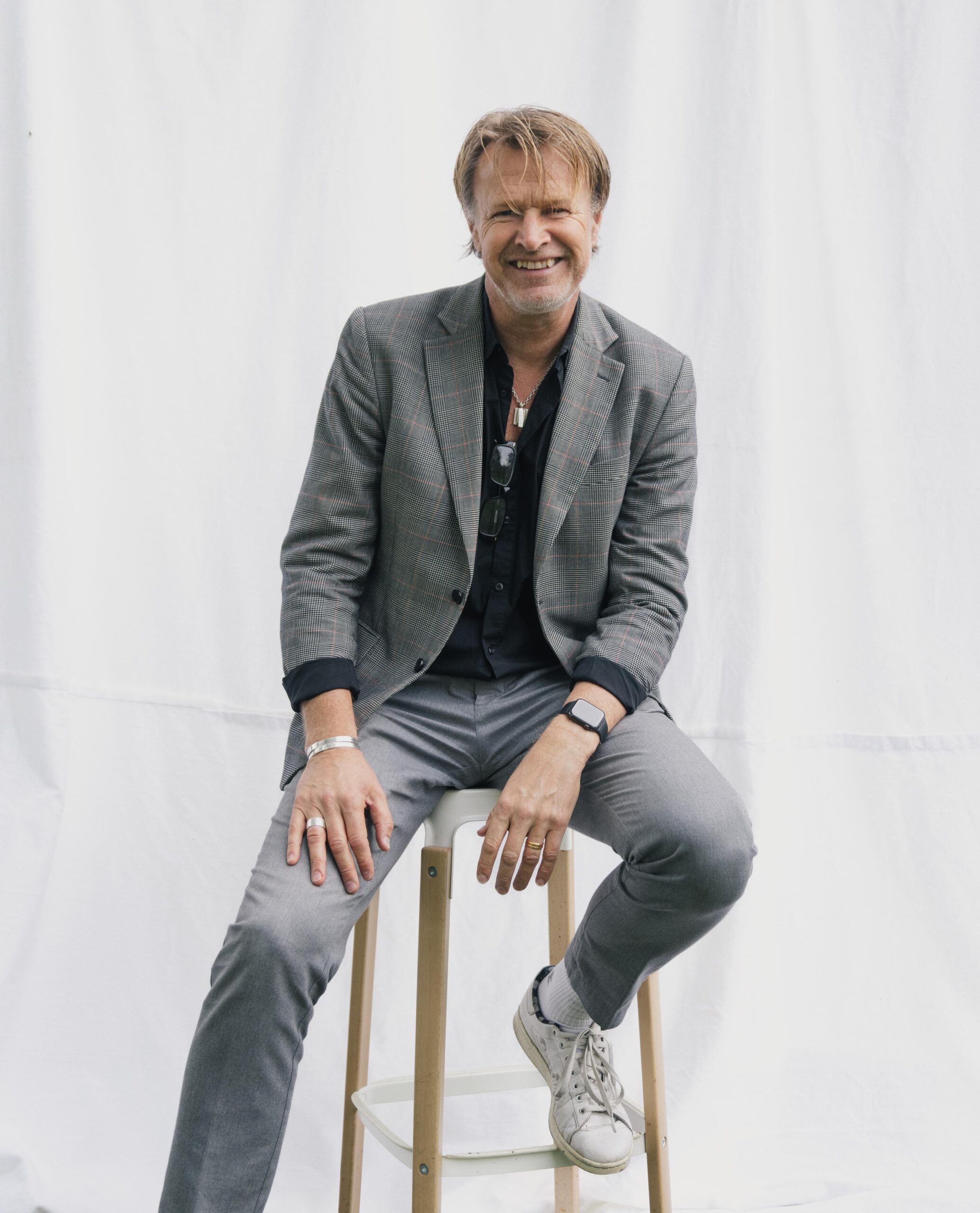 En bild på Mattias Segerbrand sittandes i kostym.