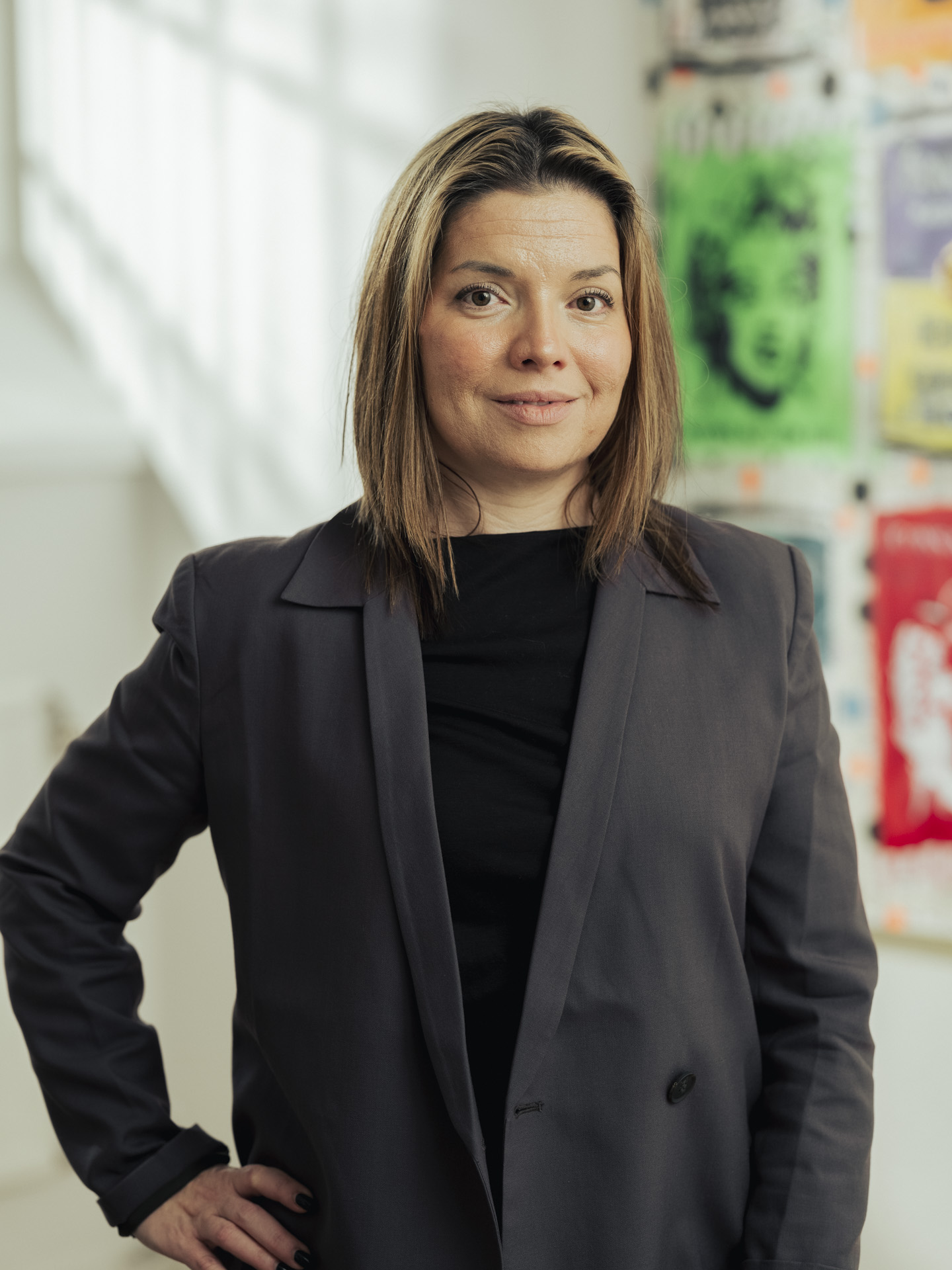 Ramona Liungman står med handen på höften klädd i kavaj.